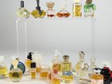 beaucoup de flacons de parfum posés sur une table