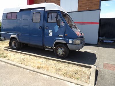 une camionnette bleue garée devant un immeuble