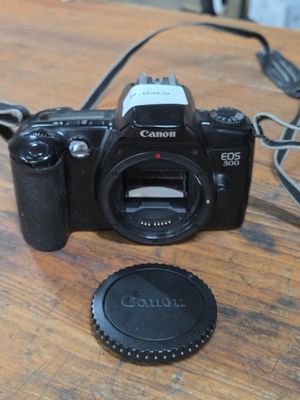 a camera sitting on a table with a lens attached to it