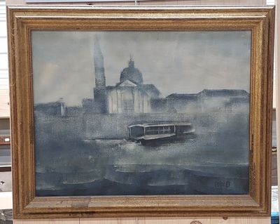 une peinture représentant un bateau sur l'eau, avec un bâtiment en arrière-plan