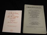 deux livres posés sur une table