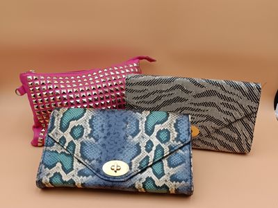 3 pochettes dont 2 façon serpent (un en toile, l’autre dessu…