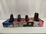 trois paires de chaussures noires et bleues posées sur des cartons