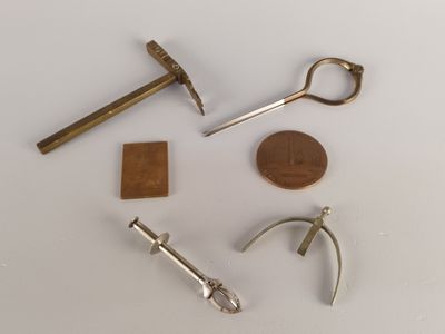 quelques outils posés sur une table