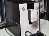 une machine à café posée sur une table