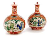 paire de vases chinois ornés de motifs colorés sur fond blanc