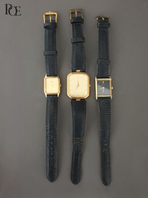 trois montres sont assises l'une à côté de l'autre sur une table
