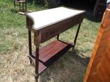 une table en bois recouverte d'une nappe blanche