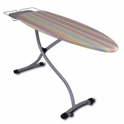 un gros plan d'une table à repasser posée sur une autre table à repasser