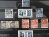 de nombreux timbres exposés dans une vitrine