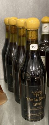 des bouteilles de vin sont alignées sur une étagère dans un magasin