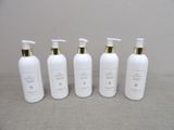 quatre flacons de lait corporel posés sur une table