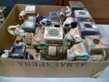une boîte en carton remplie de différents types de poteries