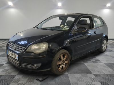 la photo d'une voiture noire garée dans un garage