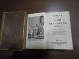 un vieux livre posé sur une table, avec la photo d'un homme