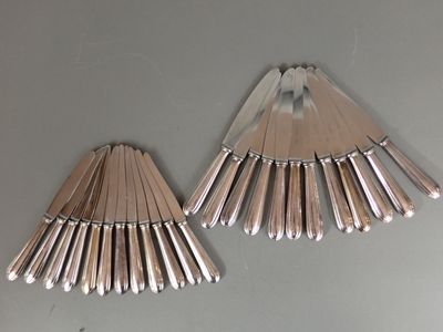 paire de boucles d'oreilles en forme d'éventail plaquées argent sur un fond gris