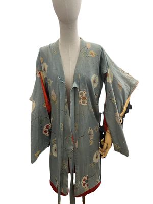 une photo d'un mannequin vêtu d'un kimono