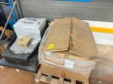 plusieurs boîtes sur une palette dans un entrepôt