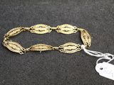 Gros plan sur un bracelet en or portant une étiquette