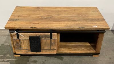 un meuble TV en bois avec un plateau en bois et des pieds en métal