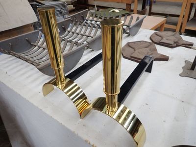 deux bougies dorées posées sur une table dans un atelier