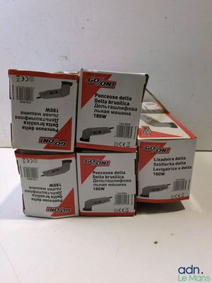 plusieurs boîtes sont empilées sur une table