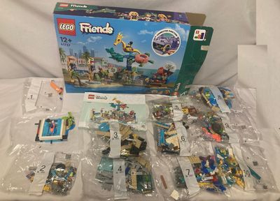 une boîte de jouets Lego Friends posée sur une table