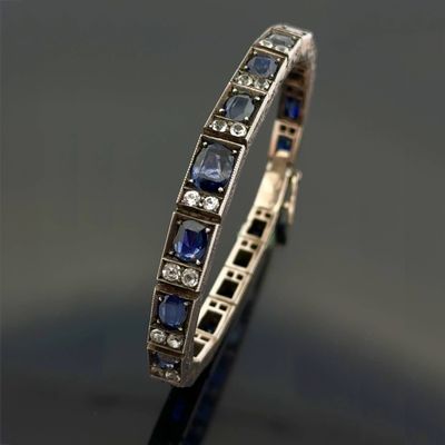 un gros plan sur un bracelet en saphir et diamants