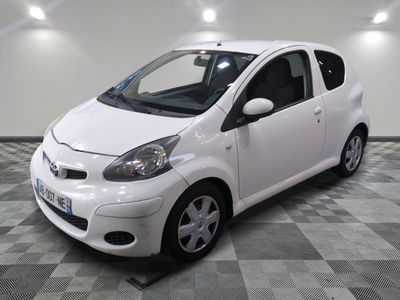 la photo d'une petite voiture blanche garée dans un garage