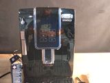 une machine à café posée sur une table en bois