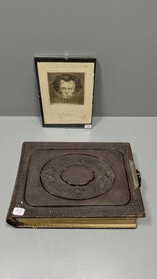 un livre sur lequel figure la photo d'un homme à côté de celle d'un autre homme