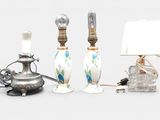 trois lampes placées l'une à côté de l'autre sur une table