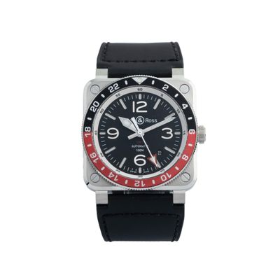 un gros plan d'une montre noire et rouge sur fond blanc