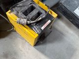 une boîte à outils posée par terre dans le garage