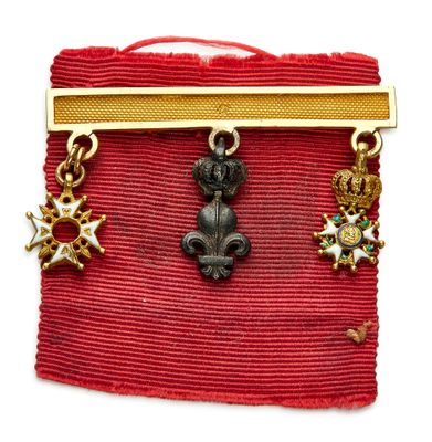 un gros plan sur un sac rouge orné d'une multitude de breloques