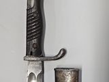 un couteau posé à côté d'un briquet