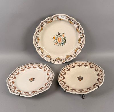 Suite de deux assiettes et un plat en faïence à motifs flora…