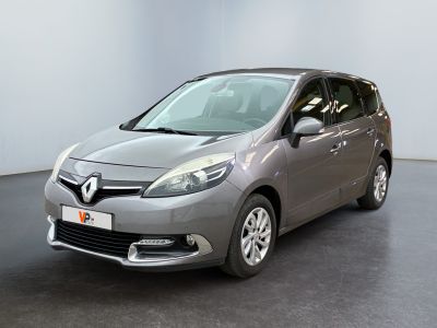 La voiture grise est garée dans la pièce vide de l'immeuble.