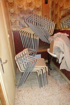 beaucoup de chaises empilées dans une pièce