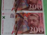 cinq billets de banque russes posés sur une table verte
