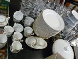 beaucoup de vaisselle et de tasses sur la table