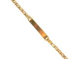 gros plan d'un bracelet en or sur fond blanc