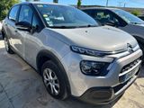 une Citroën argentée garée sur un parking à côté d'autres voitures