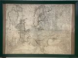 une vieille carte de l'Europe dans un cadre vert accrochée au mur