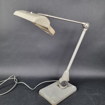 an image of a desk lamp with a cord attached to it