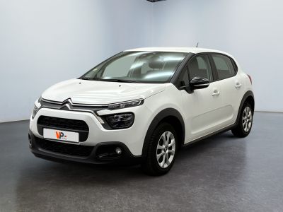 Une Citroën blanche est garée dans une pièce blanche