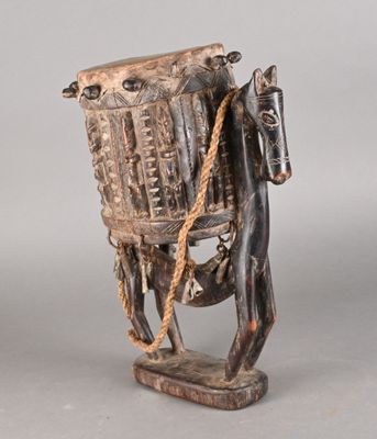 une image représentant une statue d'un cheval portant un seau