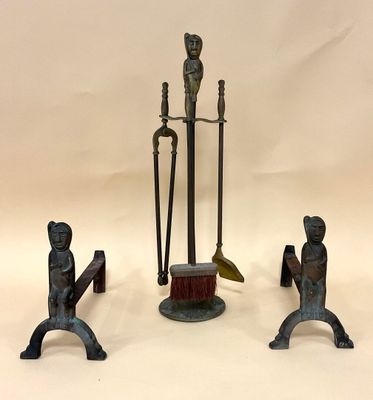 trois œuvres d'art posées sur une table