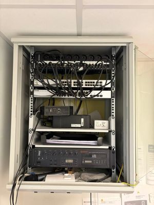 une armoire contenant tout un tas d'appareils électroniques