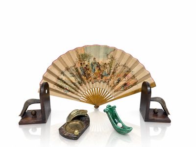 un ventilateur et une paire de chaussures posés sur une table
